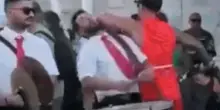 Botte al musicista durante la processione