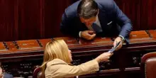 FdI irride Giuseppe Conte: "A Meloni regala questo libro"