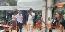 Venezia 82, Jacob Elordi lancia baci alla fan appostate in attesa del suo arrivo al Lido