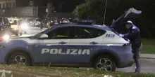 Pakistano lancia sedie e tavoli, picchia gli agenti: terrore a Desenzano