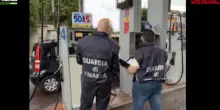 Blitz della Finanza ai distributori di benzina: irregolari 8 pompe su 11