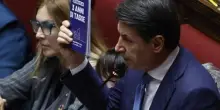 FdI umilia Conte con una foto: "Il finale di questo libro lo hanno scritto gli italiani"