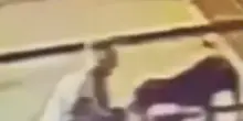 70enne azzanna pitbull al collo per salvarsi: il video-choc