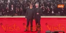 Venezia 82, Giuseppe Fiorello sfila sul red carpet con il figlio Nicola