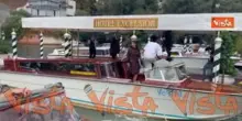 Venezia 82, Fotinì Peluso saluta i fotografi al suo arrivo al Lido a bordo di un taxi acqueo