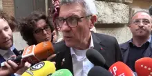 Gasparri: "La statua del Papa imbrattata conseguenza delle parole di Landini". Siete d'accordo?
