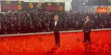 Venezia 82, Jesse Plemons in smoking nero con camicia bianca e papillon