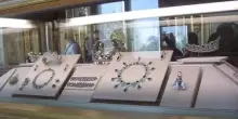 Clamorosa rapina al Louvre: "Rubati i gioielli di Napoleone", fuga in scooter