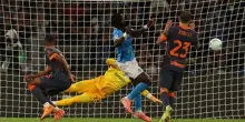 Serie A, il Napoli risorge: piega l'Inter 3-1 e vola solitario in vetta