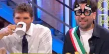 Affari Tuoi, Stefano De Martino non si contiene: sputa l'acqua in mezzo allo studio