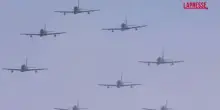 Giorgio Armani, le Frecce tricolori lo omaggiano con la "manovra a scintilla"