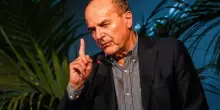 Pier Luigi Bersani attacca Meloni, FdI insorge: "Hai perso la ragione"