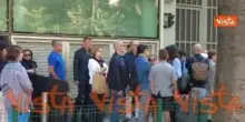 In centinaia in fila per entrare nella camera ardente di Giorgio Armani a Milano