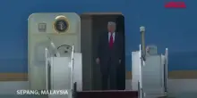 Trump, passi di danza all'arrivo in Malesia: le immagini