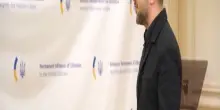 Ucraina, la battuta di Zelensky a Macron: "Pensavo fossi di nuovo nel traffico"