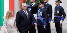 Viktor Orban a Palazzo Chigi, pagliacciata sinistra: come si presenta in piazza Magi