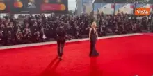 Venezia 82, Cate Blanchett sul red carpet della Mostra in total black con scollatura gioiello