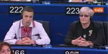 Standing ovation a Strasburgo per Sasha rapito dai russi e per la nonna ucraina che lo ha salvato
