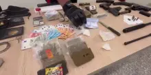 Droga, armi e falsi distintivi: arrestato un 23enne romano