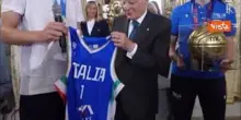 Mattarella riceve in dono una maglia dalla nazionale maschile e femminile di pallacanestro U20