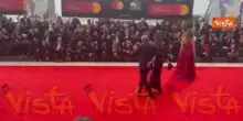 Venezia 82, il direttore della Mostra Alberto Barbera sul red carpet con la moglie Giulia Rosmarini
