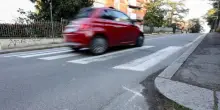 Bologna, fuggono dalla polizia e si schiantano contro un palo: un morto
