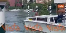 Venezia 82, Sophie Codegoni arriva al Lido a bordo di un taxi acqueo