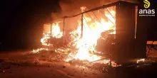 Mezzo pesante in fiamme sull'A19, illeso il conducente