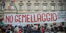 Milano, bocciato lo stop al gemellaggio con Tel Aviv: scontri tra agenti e pro Pal