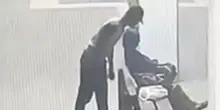 Foggia, gambiano rapina e trascina a terra una donna in stazione