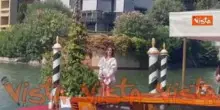 Venezia 82, Paola Bettinaglio in posa per i fotografi al Lido