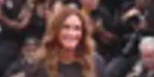 A Venezia Julia Roberts illumina il red carpet dopo la pioggia