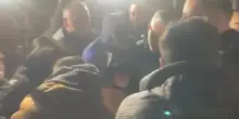 Bologna, idranti e cariche: scontri tra agenti e pro-Pal