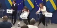 Svezia, la ministra della Sanità Elisabet Lann collassa durante la conferenza stampa