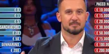 Affari tuoi, "massa di disagiati": Leonardo, caos sui titoli di coda