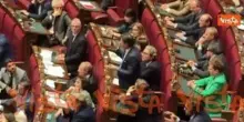 Conte in Aula regala alla premier libro M5s con dedica "Governo Meloni 3 anni di tasse"