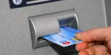 Bancomat, scordi lo scontrino? Occhio: ti svuotano il conto
