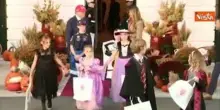 Trump e Melania accolgono i bambini con "dolcetto o scherzetto" a festa Halloween alla Casa Bianca