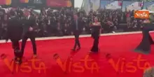 Venezia 82, Rahi Chadda con maxi stivali cuissard in pelle sul red carpet