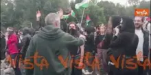 Corteo pro Gaza in Tangenziale Est a Milano, i manifestanti cantano "Bella ciao"