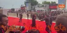 Venezia 82, Yuri Ancarani elegantissimo sul red carpet sorprende i fotografi con lo smalto rosso