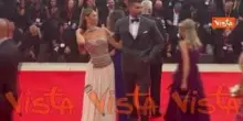 Venezia 82, Beatrice Valli elegantissima sfila sul red carpet della Mostra col marito Marco Fantini