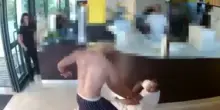 Bologna, "fai una pizza di m***a" e lo massacra: video choc, chi è il balordo
