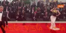 Venezia 82, una modella sfila sul red carpet con un abito decorato da un serpente dorato