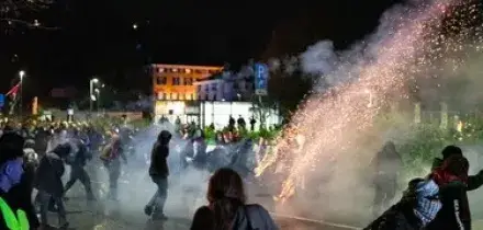Roma, pro-Pal tentano di bloccare la Festa del Cinema: scontri con la polizia