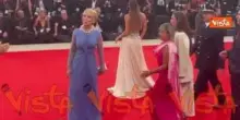Venezia 82, Patrizia Sandretto Re Rebaudengo sfila sul red carpet con un abito in stile retrò