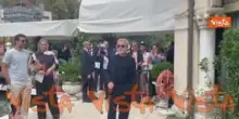 "Buongiorno", Christoph Waltz saluta i fotografi al suo arrivo al Lido per Venezia 82