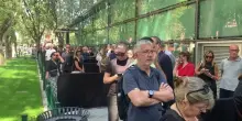 Folla in fila a Milano per Giorgio Armani "Lascia tanto amore"