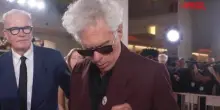Venezia, Jim Jarmusch con la spilla per Gaza sulla giacca