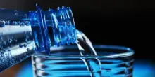 Acqua in bottiglia o dal rubinetto: lo studio che spazza via i dubbi